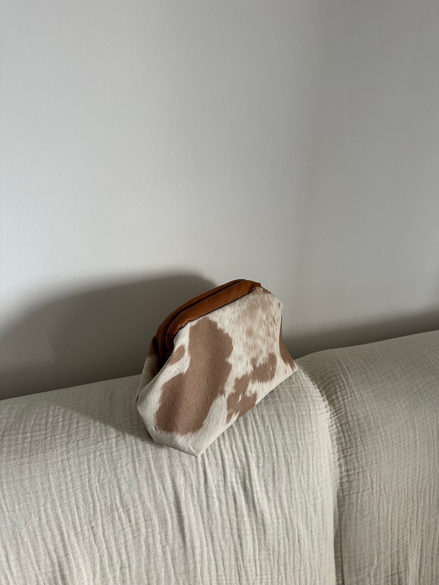 CLUTCH COW BEIGE