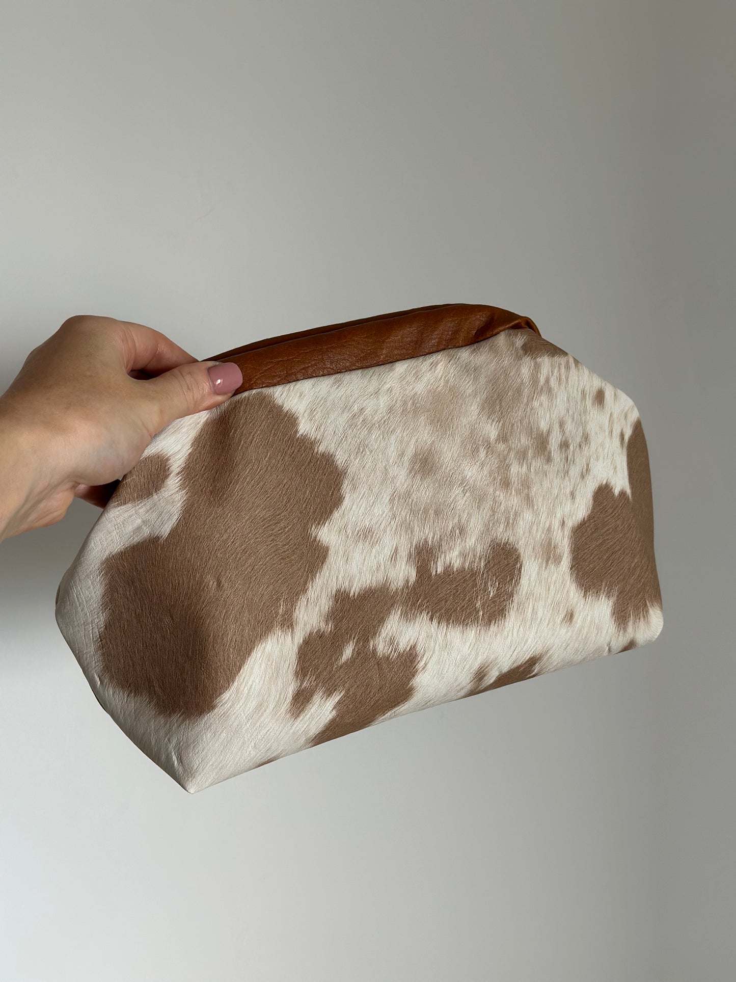 CLUTCH COW BEIGE