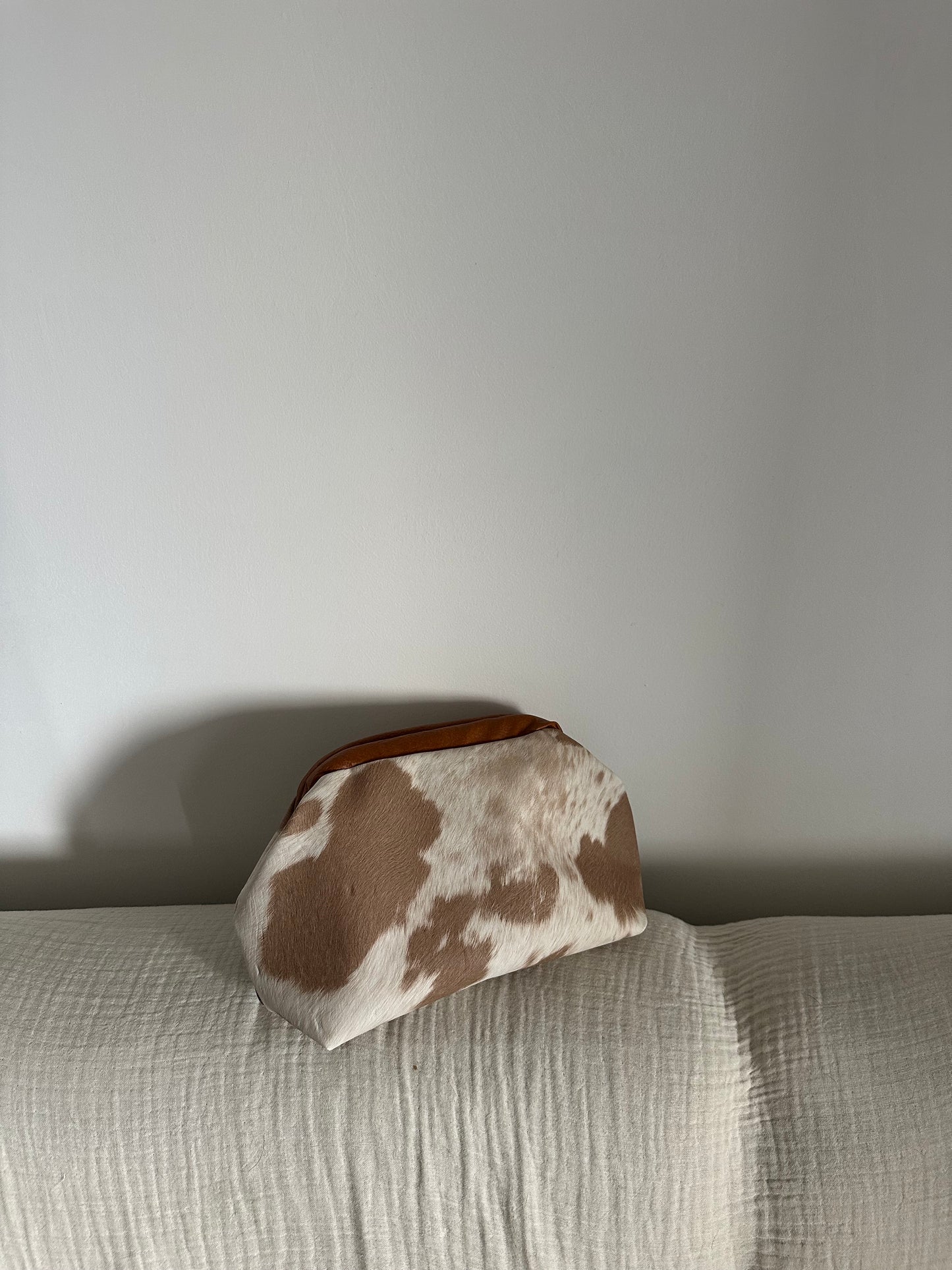 CLUTCH COW BEIGE