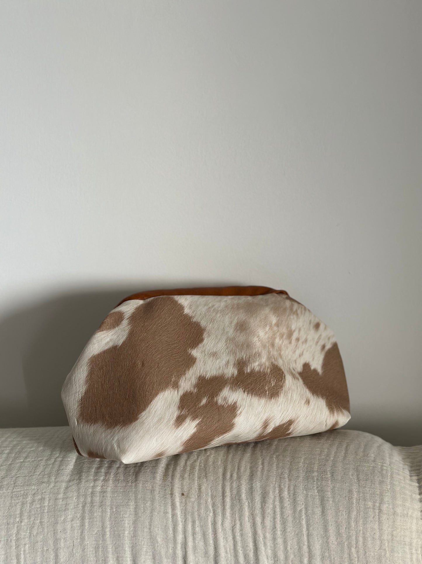 CLUTCH COW BEIGE